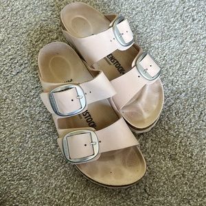 Birkenstock Arizona Big Buckle in Light Rose!